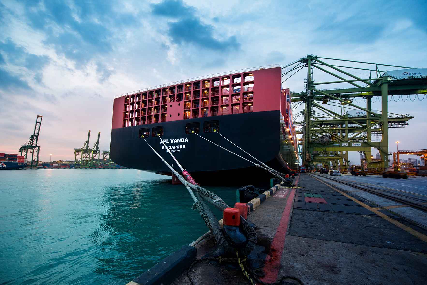 APL Vanda - 17,000 TEU containership at berth (PSA, Singapore) .